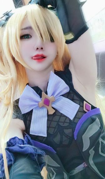 双胞胎姐妹齐上阵许多人物
